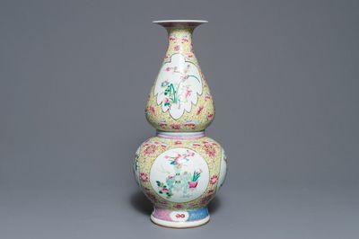 A Chinese famille rose double gourd vase with floral design, 19th C.