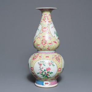 A Chinese famille rose double gourd vase with floral design, 19th C. — 照片 4