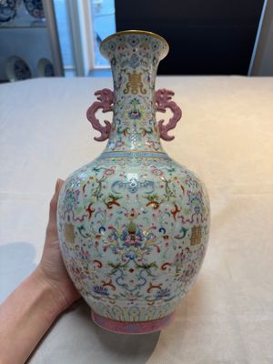 A Chinese famille rose 'double happiness' vase with 'chilong' handles, Daoguang mark, 20th C. — foto 1
