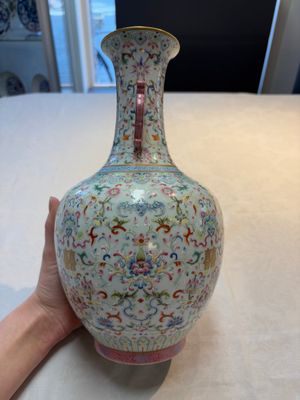 A Chinese famille rose 'double happiness' vase with 'chilong' handles, Daoguang mark, 20th C. — foto 2
