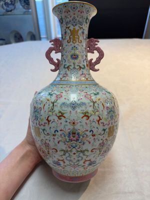 A Chinese famille rose 'double happiness' vase with 'chilong' handles, Daoguang mark, 20th C. — foto 3