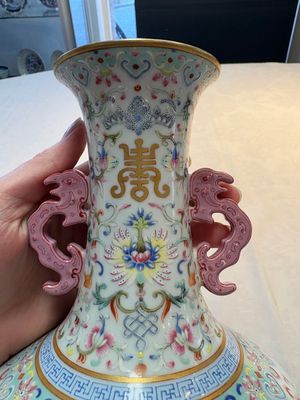 A Chinese famille rose 'double happiness' vase with 'chilong' handles, Daoguang mark, 20th C. — foto 8