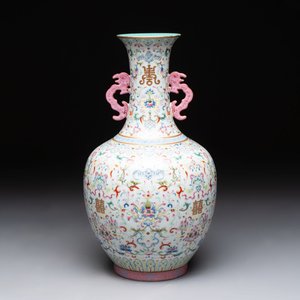 A Chinese famille rose 'double happiness' vase with 'chilong' handles, Daoguang mark, 20th C. — foto 1