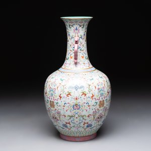 A Chinese famille rose 'double happiness' vase with 'chilong' handles, Daoguang mark, 20th C. — foto 2