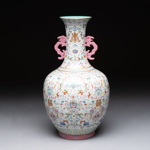 A Chinese famille rose 'double happiness' vase with 'chilong' handles, Daoguang mark, 20th C. — foto 3