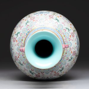 A Chinese famille rose 'double happiness' vase with 'chilong' handles, Daoguang mark, 20th C. — foto 5