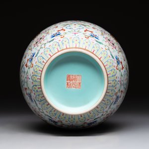 A Chinese famille rose 'double happiness' vase with 'chilong' handles, Daoguang mark, 20th C. — foto 6