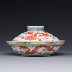 A Chinese famille rose 'dragon and phoenix' bowl and cover, Guangxu mark, 19th C. — foto 3