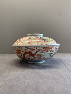 A Chinese famille rose 'dragon and phoenix' bowl and cover, Jiaqing mark and of the period — foto 1