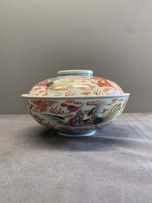 A Chinese famille rose 'dragon and phoenix' bowl and cover, Jiaqing mark and of the period — foto 2