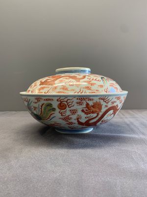 A Chinese famille rose 'dragon and phoenix' bowl and cover, Jiaqing mark and of the period — foto 3