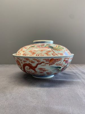 A Chinese famille rose 'dragon and phoenix' bowl and cover, Jiaqing mark and of the period — foto 4