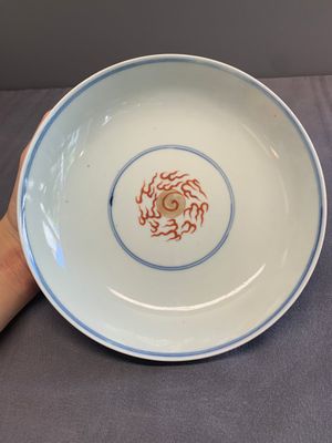 A Chinese famille rose 'dragon and phoenix' bowl and cover, Jiaqing mark and of the period — foto 8