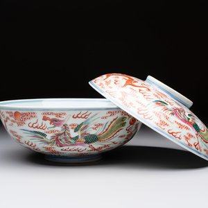 A Chinese famille rose 'dragon and phoenix' bowl and cover, Jiaqing mark and of the period — foto 1