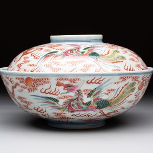 A Chinese famille rose 'dragon and phoenix' bowl and cover, Jiaqing mark and of the period — foto 2