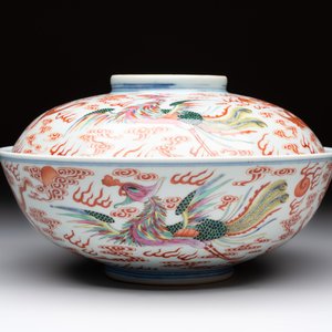 A Chinese famille rose 'dragon and phoenix' bowl and cover, Jiaqing mark and of the period — foto 4