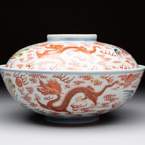A Chinese famille rose 'dragon and phoenix' bowl and cover, Jiaqing mark and of the period — foto 5