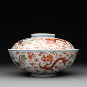 A Chinese famille rose 'dragon and phoenix' bowl and cover, Jiaqing mark and of the period — photo 1