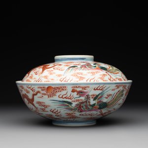 A Chinese famille rose 'dragon and phoenix' bowl and cover, Jiaqing mark and of the period — photo 2