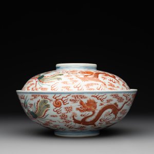 A Chinese famille rose 'dragon and phoenix' bowl and cover, Jiaqing mark and of the period — photo 3