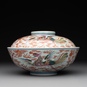 A Chinese famille rose 'dragon and phoenix' bowl and cover, Jiaqing mark and of the period — photo 4
