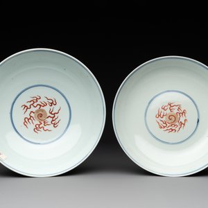 A Chinese famille rose 'dragon and phoenix' bowl and cover, Jiaqing mark and of the period — photo 5