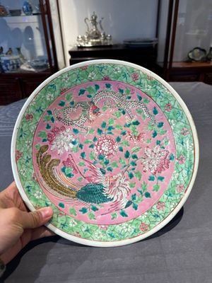 A Chinese famille rose 'dragon and phoenix' dish for the Straits or Peranakan market, 19th C. — foto 1