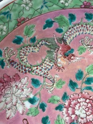 A Chinese famille rose 'dragon and phoenix' dish for the Straits or Peranakan market, 19th C. — foto 2