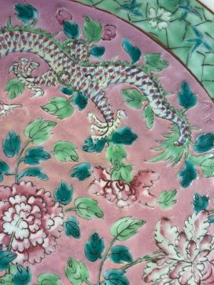 A Chinese famille rose 'dragon and phoenix' dish for the Straits or Peranakan market, 19th C. — foto 3