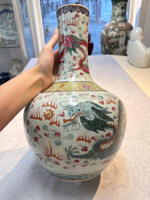 A Chinese famille rose 'Dragon and Phoenix' 'Tianqiuping' vase, 19/20th C. — foto 1