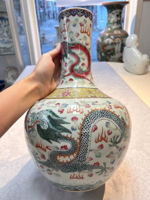 A Chinese famille rose 'Dragon and Phoenix' 'Tianqiuping' vase, 19/20th C. — foto 2
