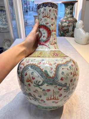 A Chinese famille rose 'Dragon and Phoenix' 'Tianqiuping' vase, 19/20th C. — foto 3