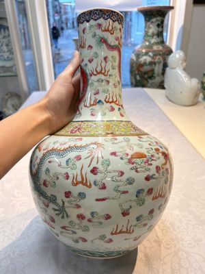 A Chinese famille rose 'Dragon and Phoenix' 'Tianqiuping' vase, 19/20th C. — foto 4