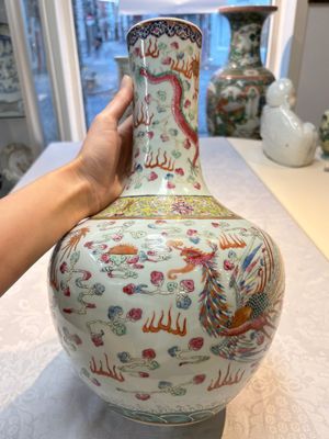 A Chinese famille rose 'Dragon and Phoenix' 'Tianqiuping' vase, 19/20th C. — foto 5