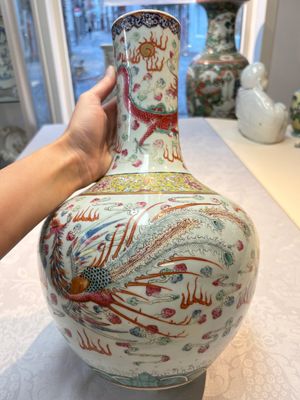 A Chinese famille rose 'Dragon and Phoenix' 'Tianqiuping' vase, 19/20th C. — foto 6