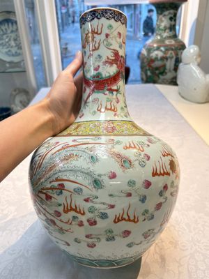 A Chinese famille rose 'Dragon and Phoenix' 'Tianqiuping' vase, 19/20th C. — foto 7
