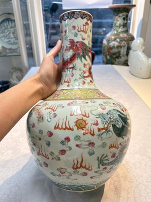 A Chinese famille rose 'Dragon and Phoenix' 'Tianqiuping' vase, 19/20th C. — foto 8