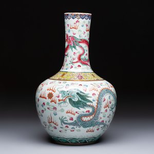 A Chinese famille rose 'Dragon and Phoenix' 'Tianqiuping' vase, 19/20th C. — foto 1