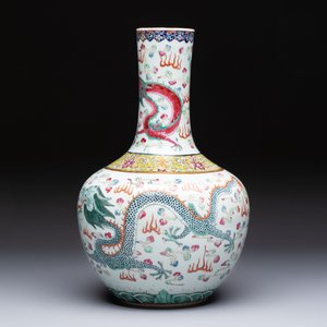 A Chinese famille rose 'Dragon and Phoenix' 'Tianqiuping' vase, 19/20th C. — foto 2