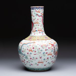 A Chinese famille rose 'Dragon and Phoenix' 'Tianqiuping' vase, 19/20th C. — foto 3
