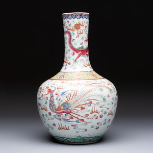 A Chinese famille rose 'Dragon and Phoenix' 'Tianqiuping' vase, 19/20th C. — foto 4