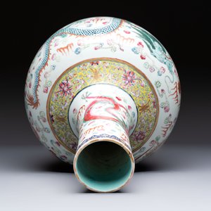 A Chinese famille rose 'Dragon and Phoenix' 'Tianqiuping' vase, 19/20th C. — foto 5