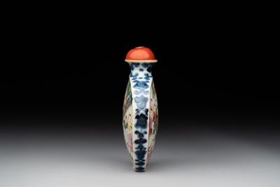 A Chinese famille rose 'dragon boat festival' snuff bottle, Qianlong mark and of the period — 照片 1