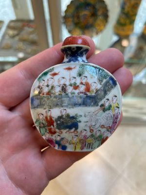 A Chinese famille rose 'dragon boat festival' snuff bottle, Qianlong mark and of the period — 照片 2
