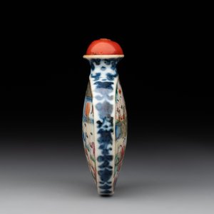 A Chinese famille rose 'dragon boat festival' snuff bottle, Qianlong mark and of the period — 照片 4