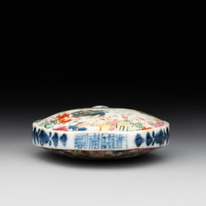 A Chinese famille rose 'dragon boat festival' snuff bottle, Qianlong mark and of the period — 照片 6