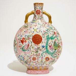 A Chinese famille rose "dragon" moonflask, 20th C. — 照片 1