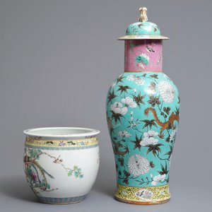 A Chinese famille rose 'dragon' vase and cover and a jardinière, 19/20th C. — 照片 4