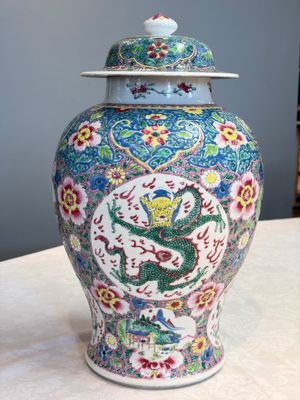A Chinese famille rose 'Dragons' baluster vase and cover, Yongzheng/Qianlong — foto 1