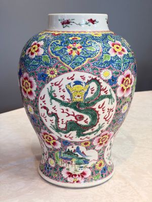 A Chinese famille rose 'Dragons' baluster vase and cover, Yongzheng/Qianlong — foto 2